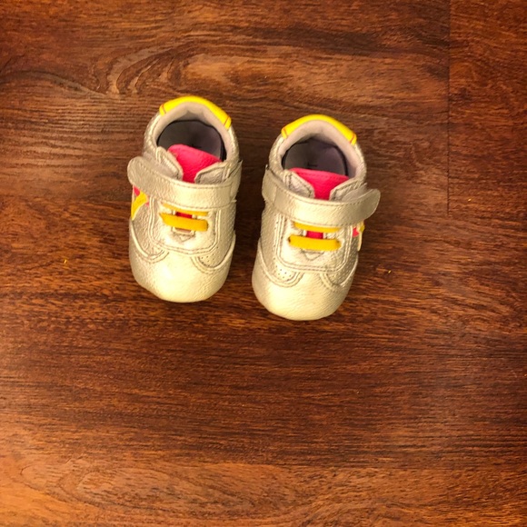 ADORABLE little girl shoes! - Picture 2 of 5